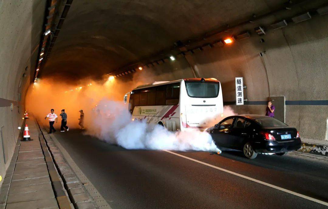 防患于未燃长沙高速举行隧道交通事故应急救援联合演练
