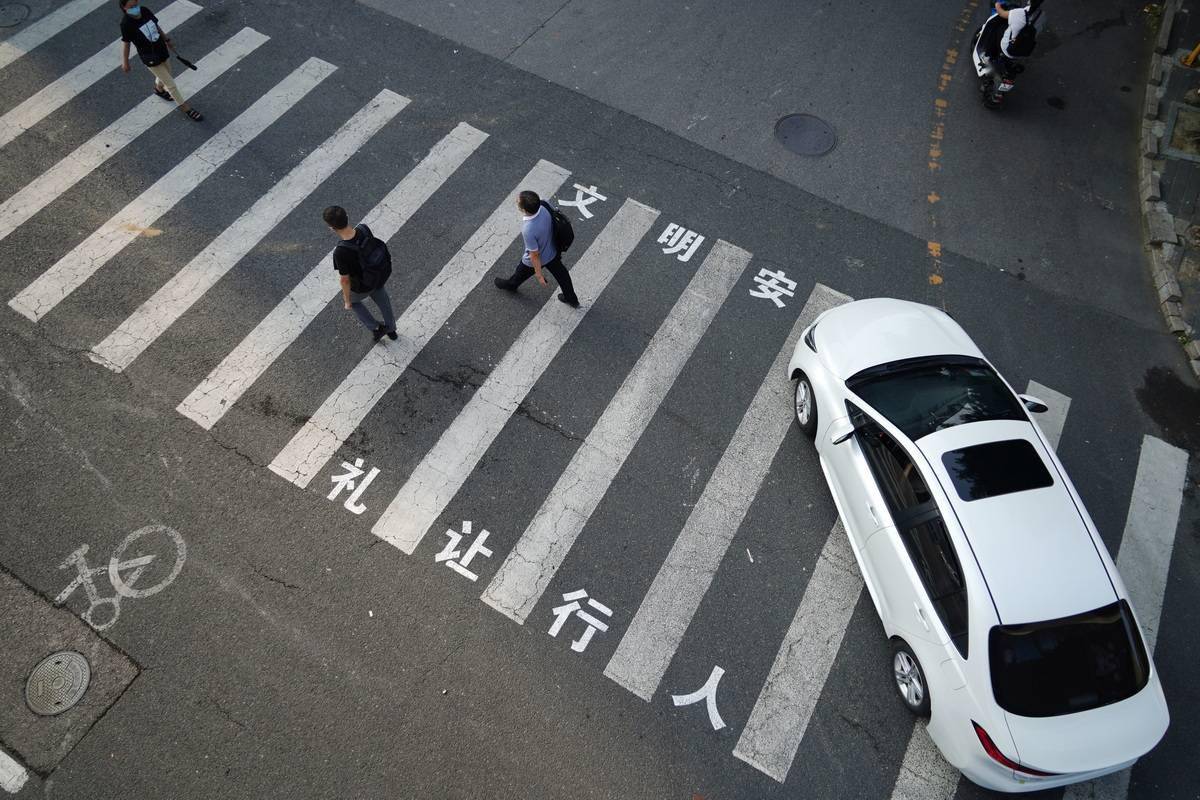 北京日报评论:该礼让行人的不光是汽车