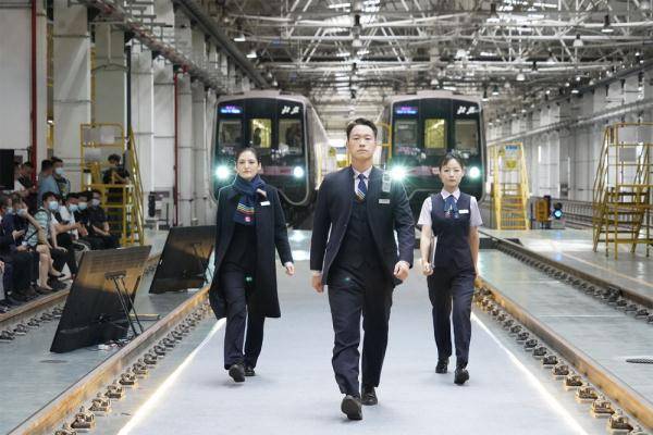 京港地铁发布第二代员工制服 智能车站机器人同步亮相