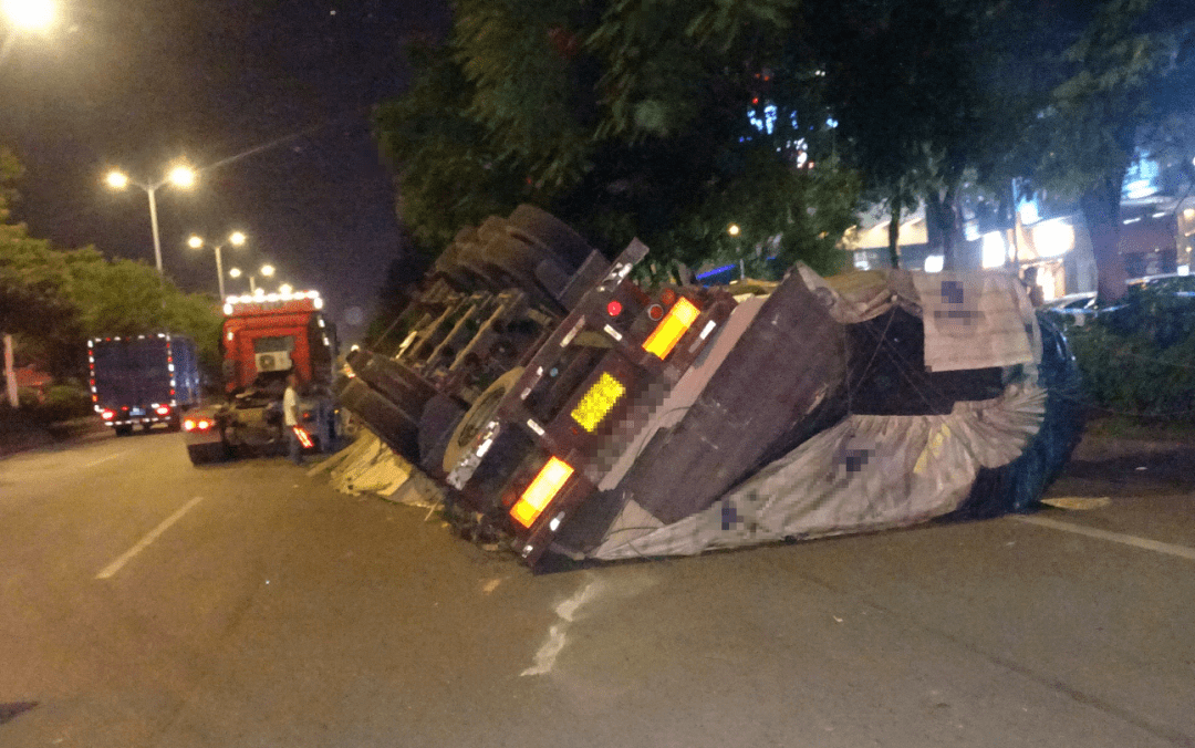广佛新干线超载大货车轰然翻车,路人惊险逃生!