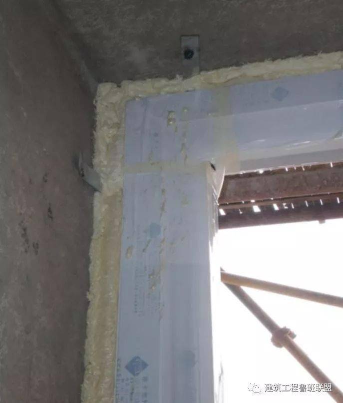 有副框门窗塞缝要求