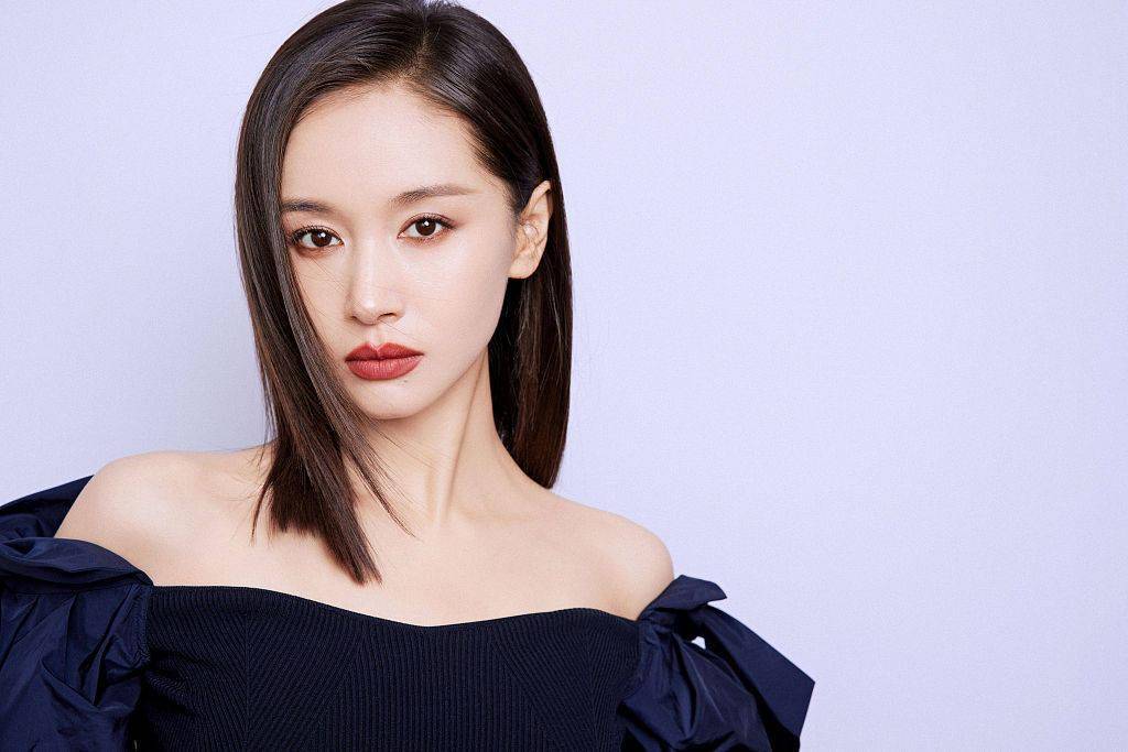 黑色|王子文黑色花苞袖连体裤秀美肩 修身设计勾勒窈窕曲线