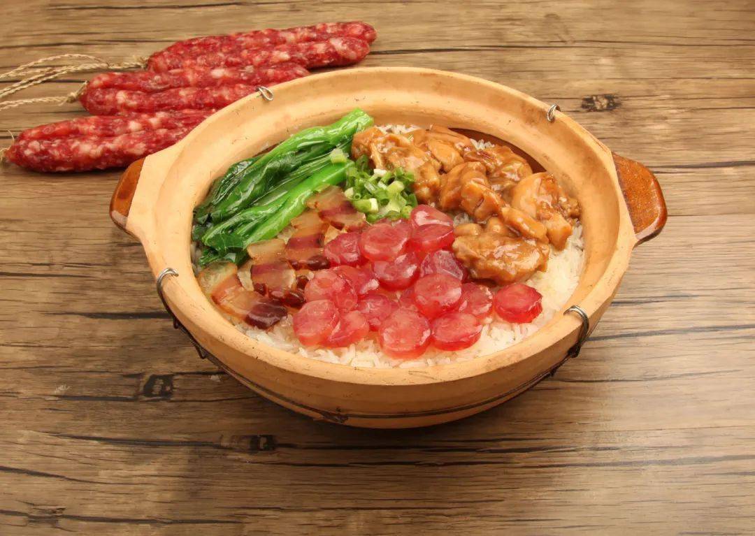 腊味滑鸡煲仔饭 20年招牌煲仔饭配上腌制去骨的溜达鸡腿肉组合,像过"