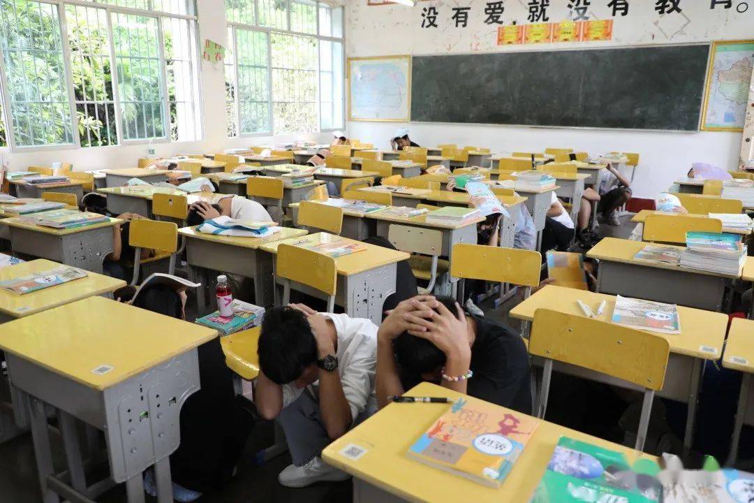 警钟长鸣勿忘国耻凌云县第二中学开展2021年秋季学期防空防震应急疏散