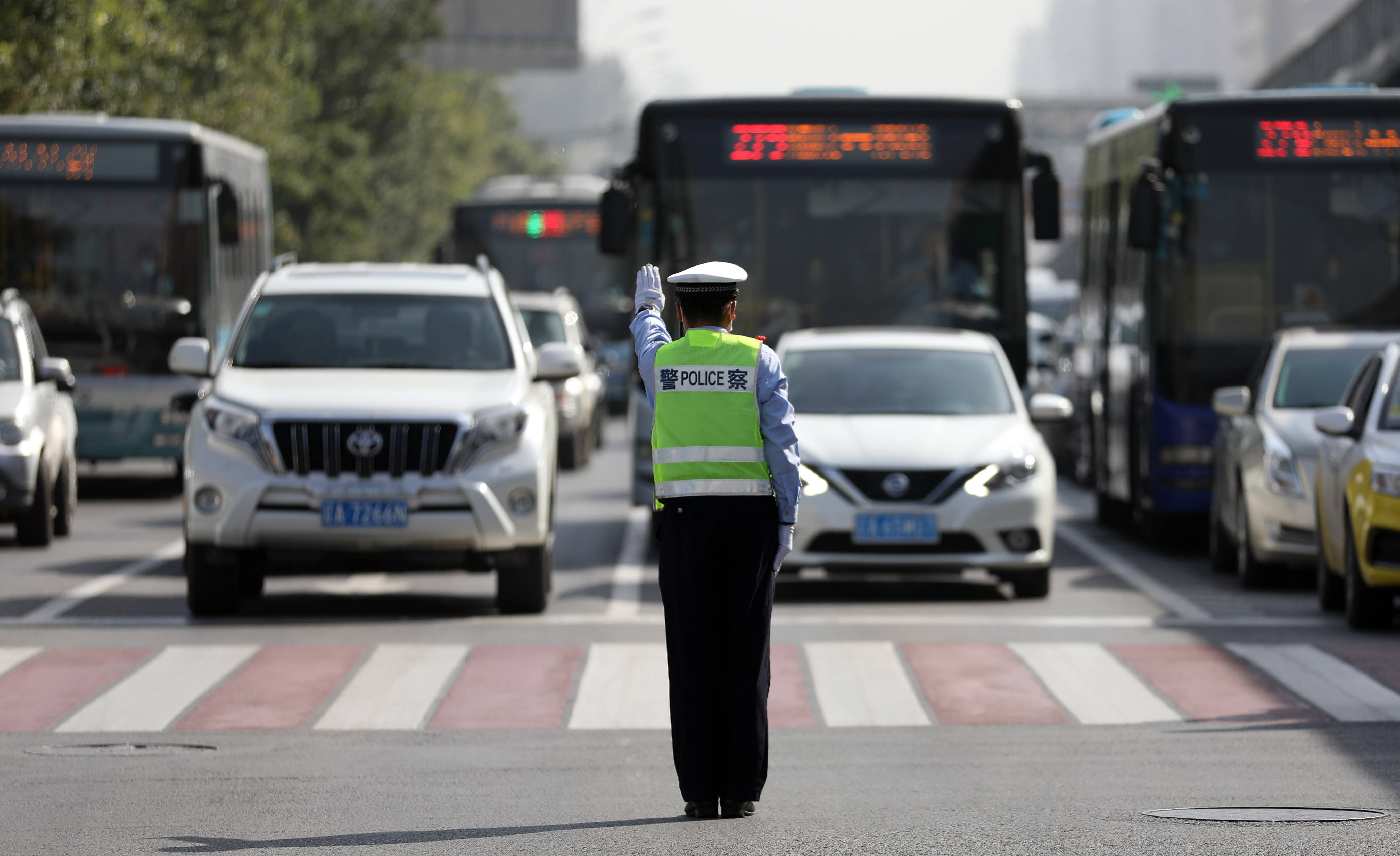 9月18日,交警在沈阳街头指挥车辆停驶鸣笛 新华社记者 姚剑锋 摄