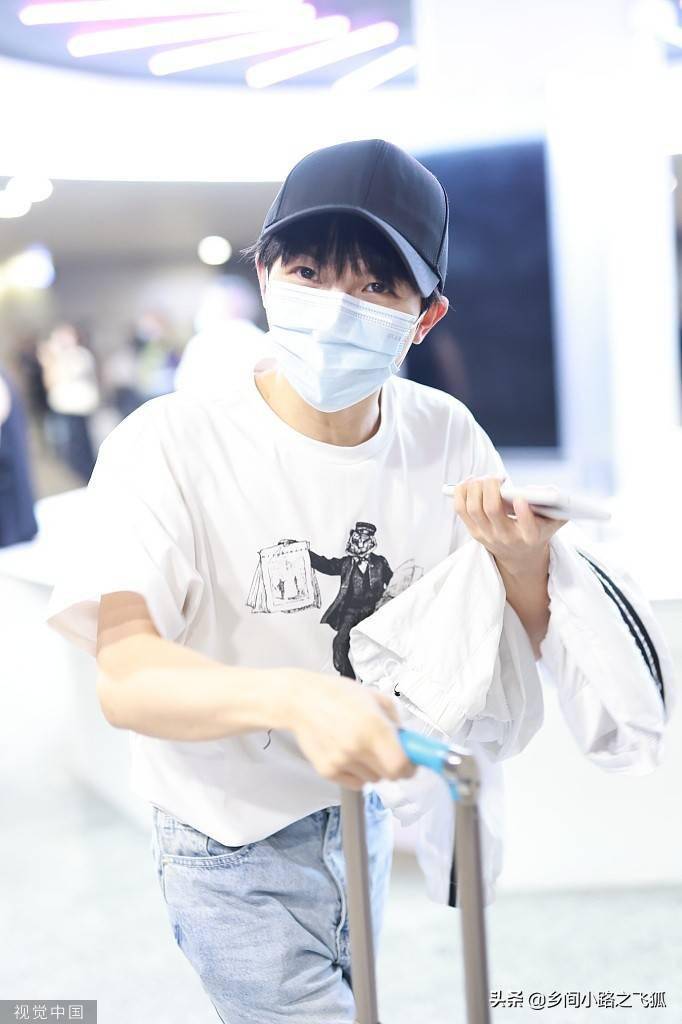 周深戴棒球帽刘海遮眉少年感足着急赶路不忘回头带笑挥手