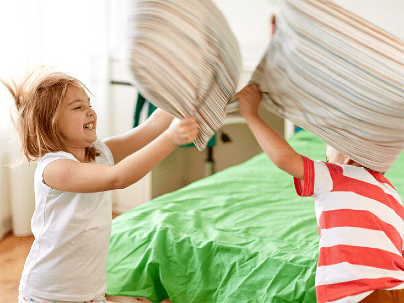 小孩|四岁女孩力大无比把幼儿园男小孩打个遍，我天天被老师叫怎么办？