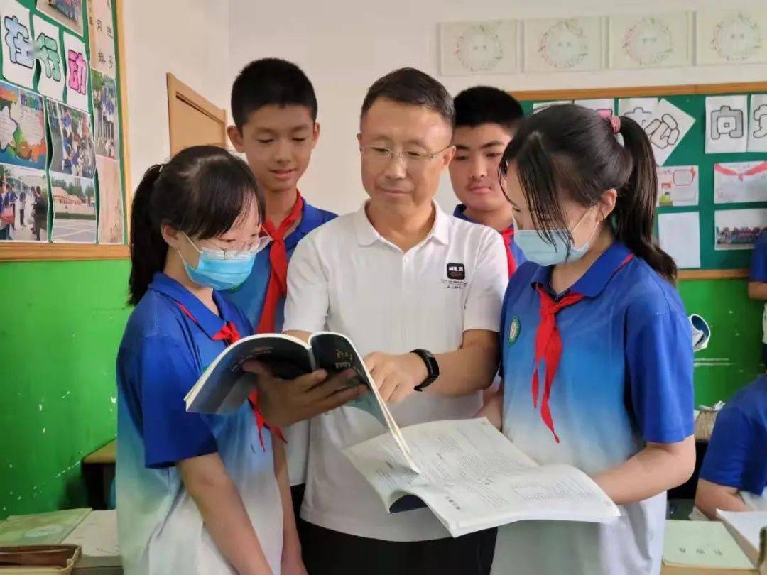 在近期组织的市南区学科带头人评选活动中,我校语文组郑守东老师,地理