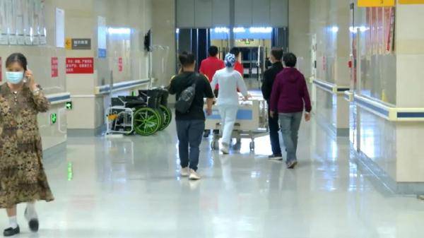 家属|警惕！男子从人字梯上跌落竟导致体内这一器官破裂，送医下病危通知