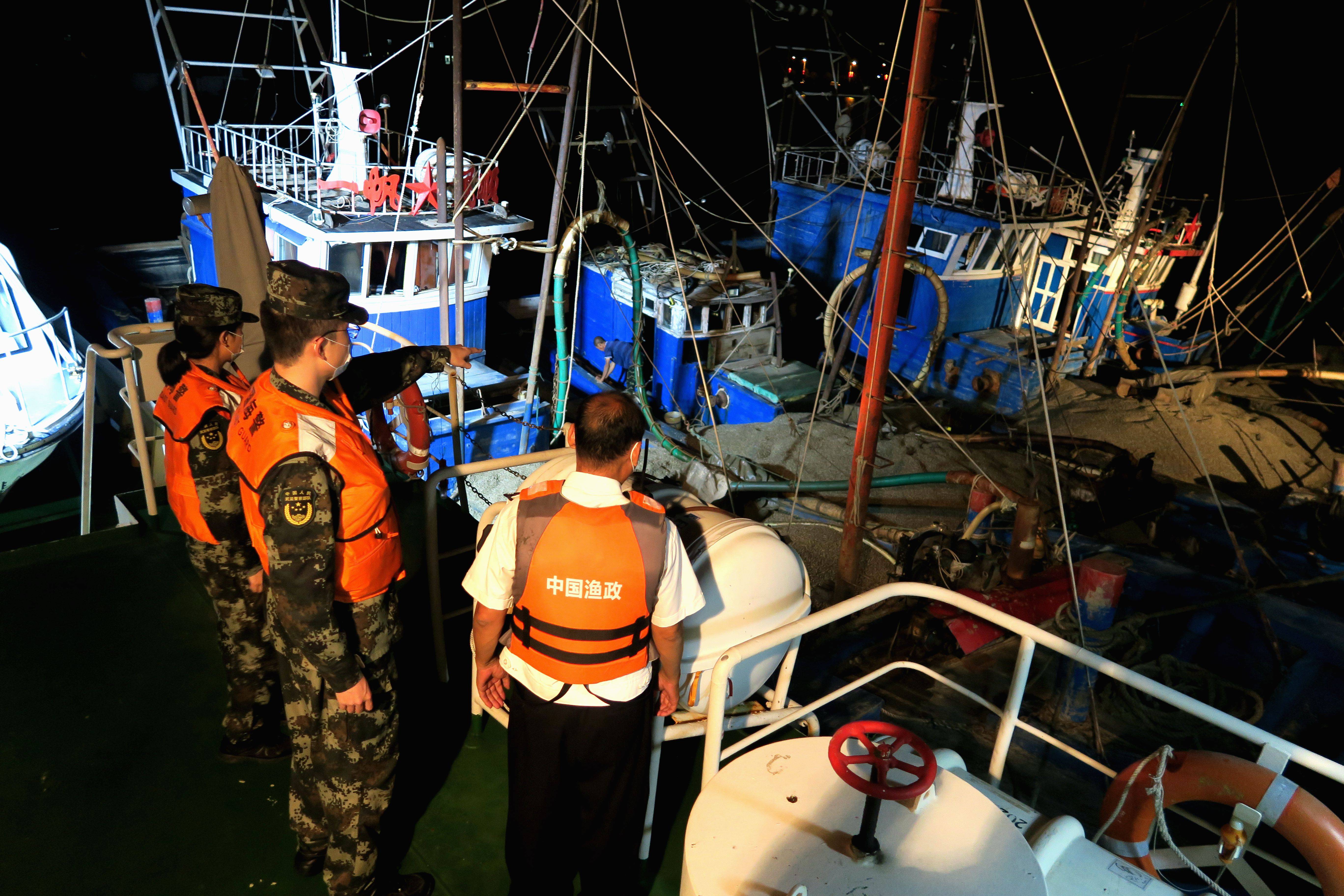 海警执法员在天津某码头与渔政部门开展联合执法(8月11日摄)