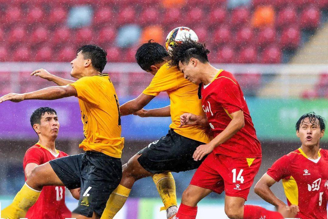 9月18日,湖北队球员尼海提·尼合买提(上左),黄旭恒(上中)与四川队