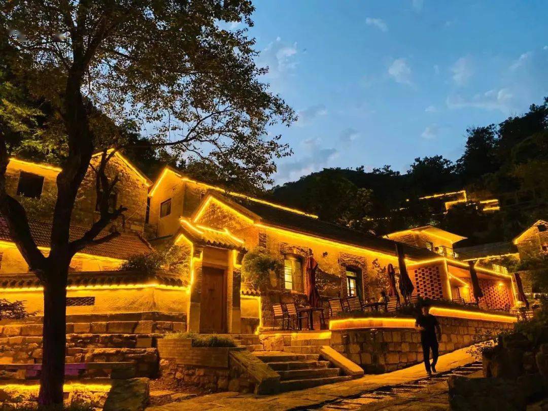 越旅行绿水青山带笑颜鲁中网红打卡地红叶柿岩一日游