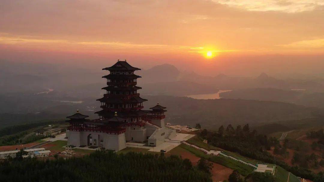 韶关张九龄纪念公园到了晚上,夜景更是绝~每晚这里都有灯光秀,在山下