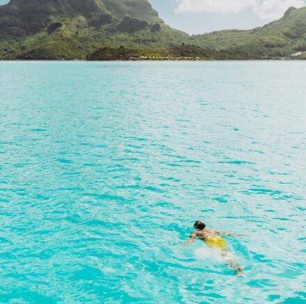 唐斯晒跳海照片:就像这样跳入周末