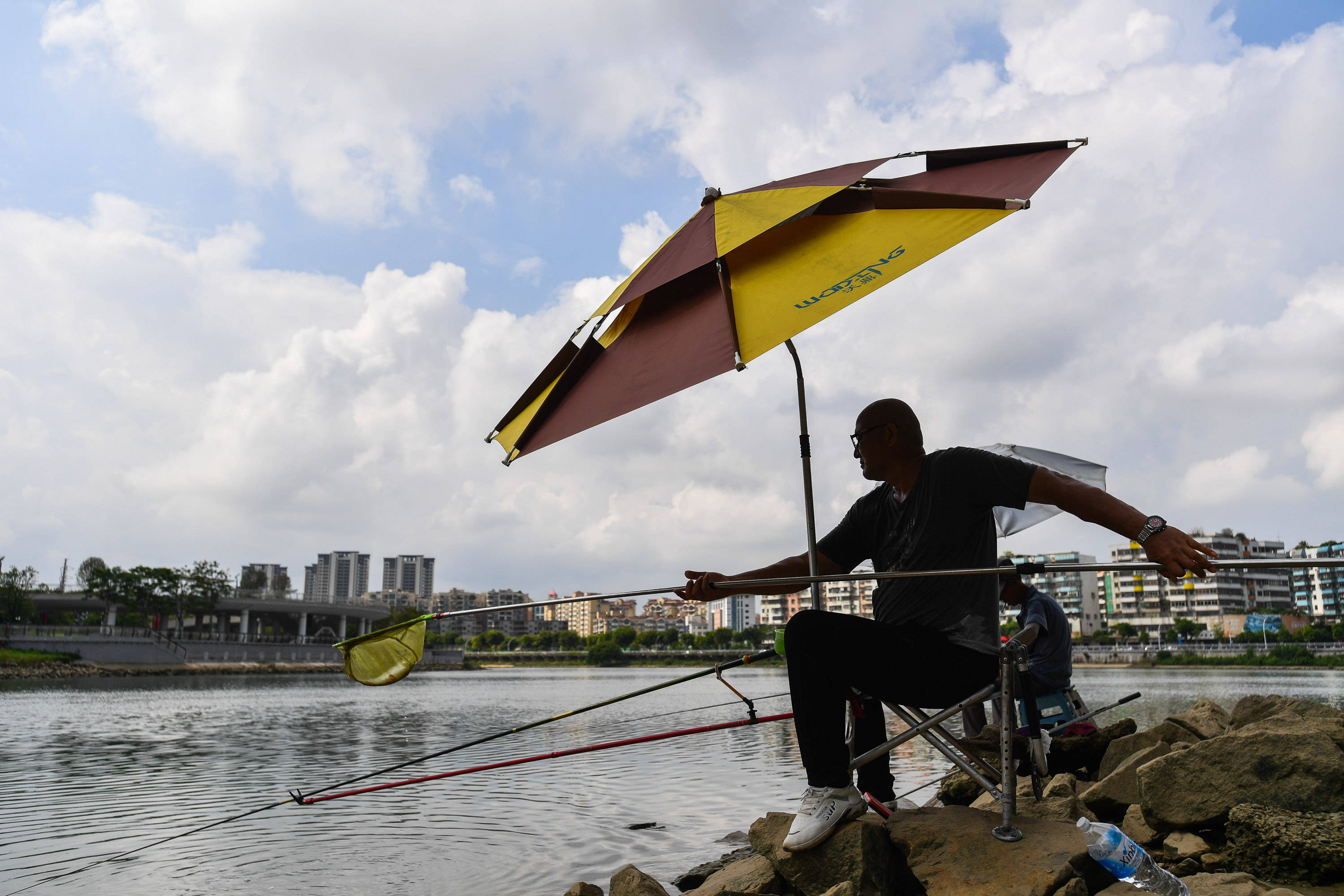 9月20日,住在江门蓬江区江门水道附近的邹大利在水道旁钓鱼.