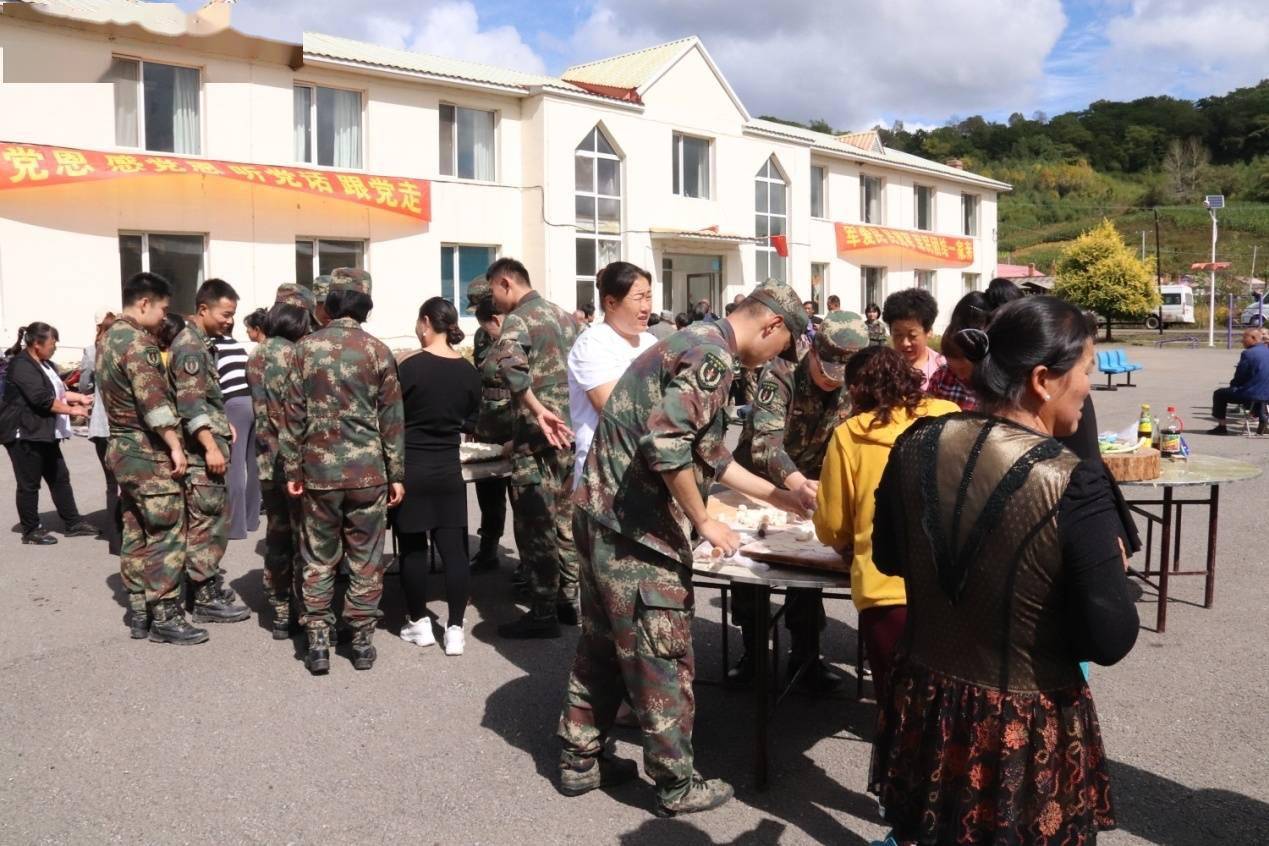 靖宇县朝阳村村民与驻军部队共庆中秋