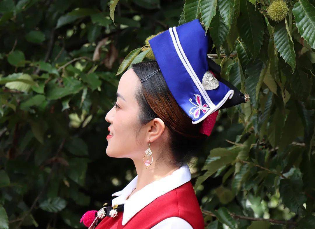在鹤庆有一种白族头饰叫龙珠尖尖帽