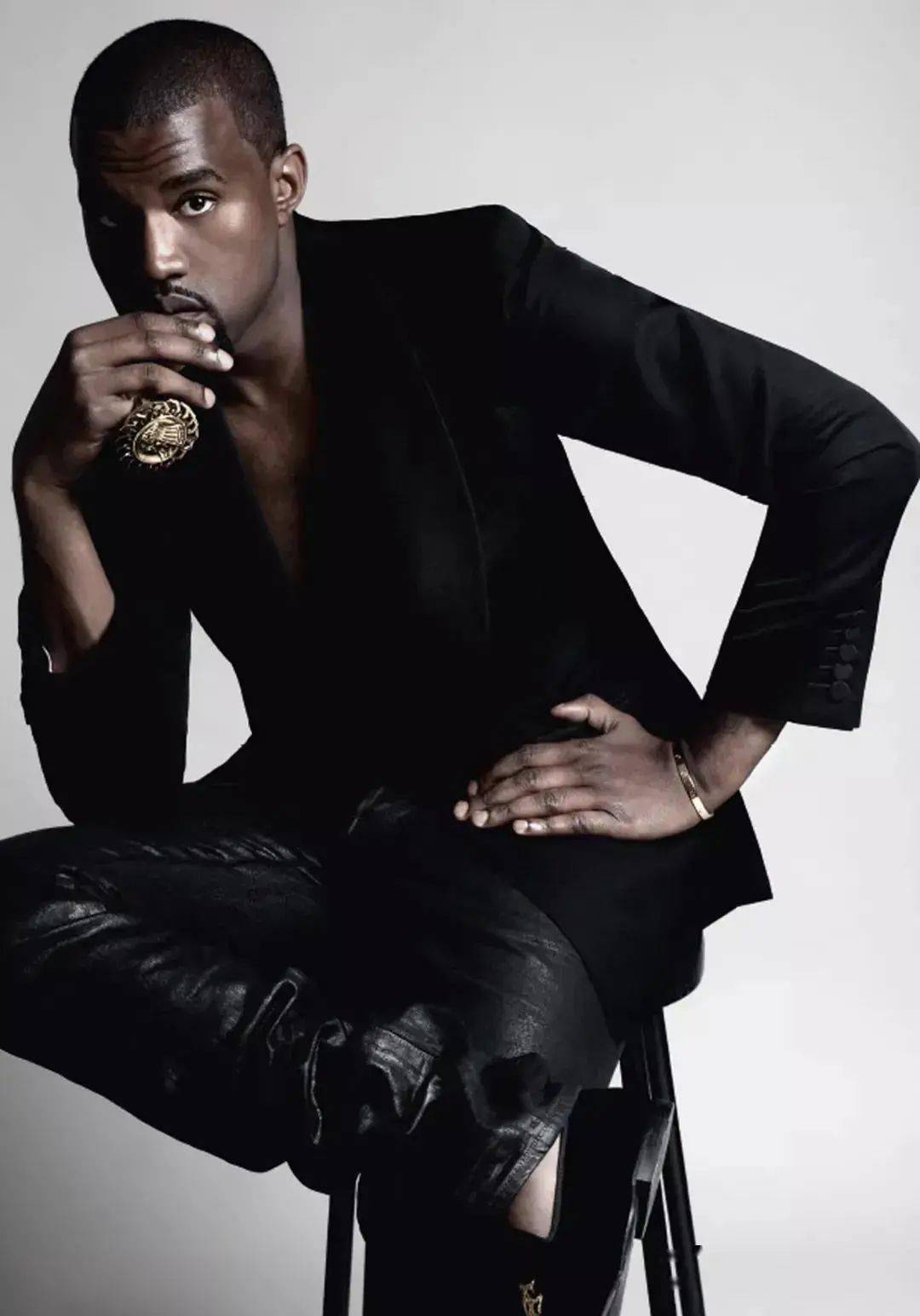 带着|一己之力拯救了Gucci的男人，出走后的他带着全新的运动风潮 SPRING 2022 READY-TO-WEAR，飒爽归来。