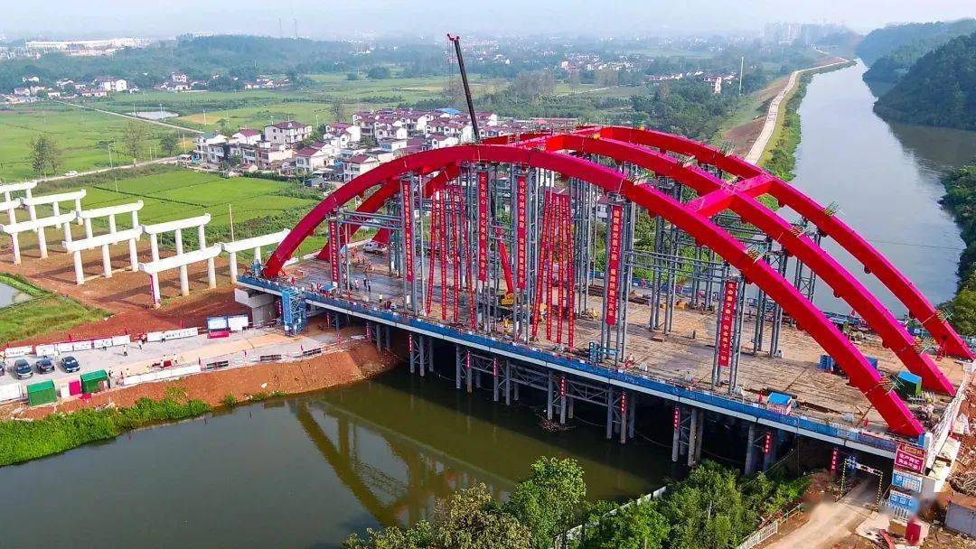 青弋江灌渠大桥顺利合龙控制性工程宁泾公路城区段随着最后一片钢箱梁