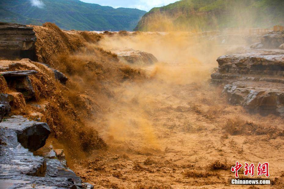 雨中黄河壶口瀑布更显壮观