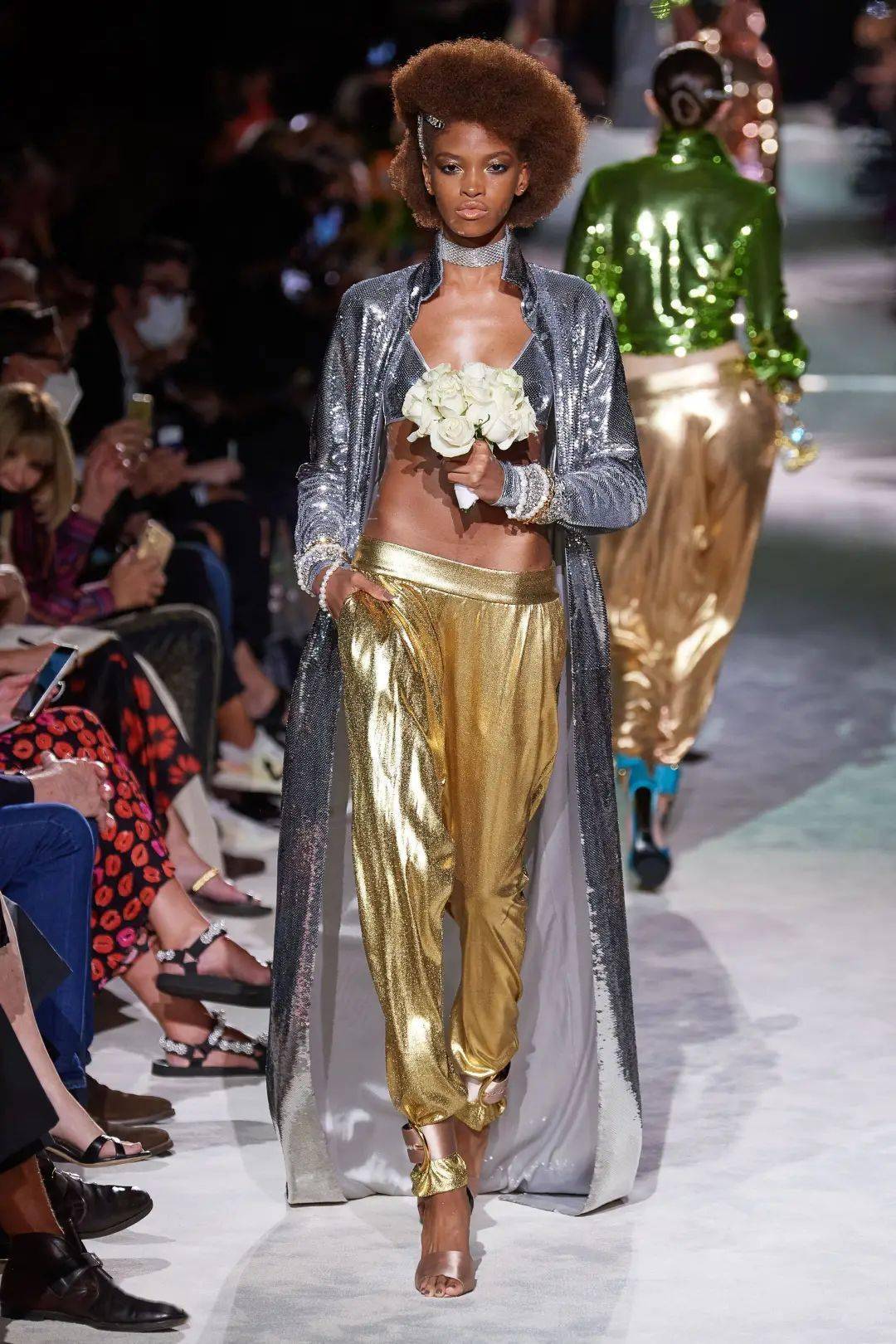 带着|一己之力拯救了Gucci的男人，出走后的他带着全新的运动风潮 SPRING 2022 READY-TO-WEAR，飒爽归来。