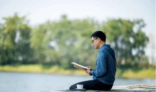 人活到极致:会赚钱,能独处,常读书