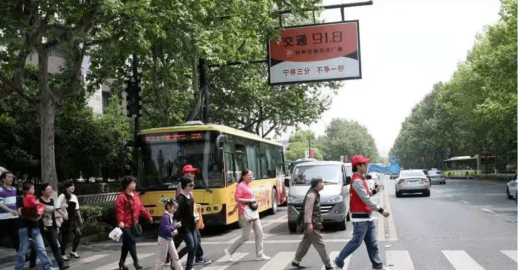 浅谈杭州如何推行 礼让斑马线 行人