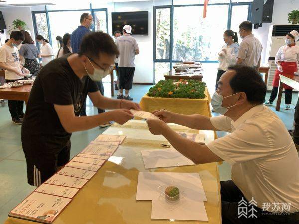 徐雨|返校大学生就地过节 看南京高校“花式”过中秋