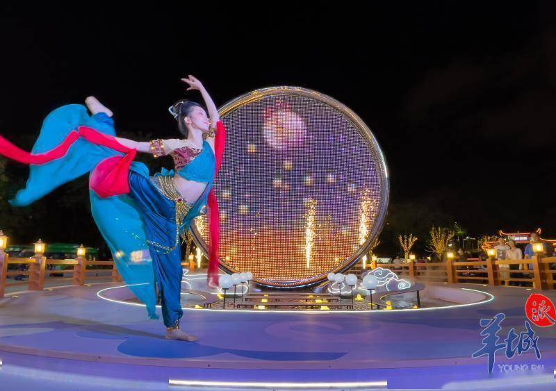 其中,圆月屏幕前的"嫦娥舞蹈"将科技潮与传统美巧妙结合,舞台隔江直