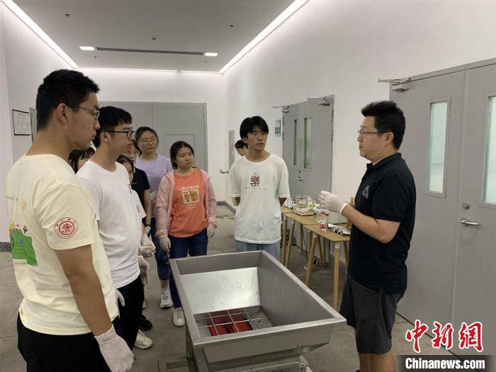 蔬果|酿葡萄酒做泡菜 上海交大学子体验自种蔬果深加工开展农民丰收节活动