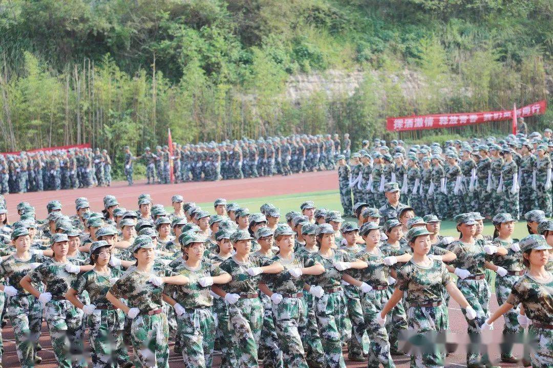 四川民族学院军训服装图片