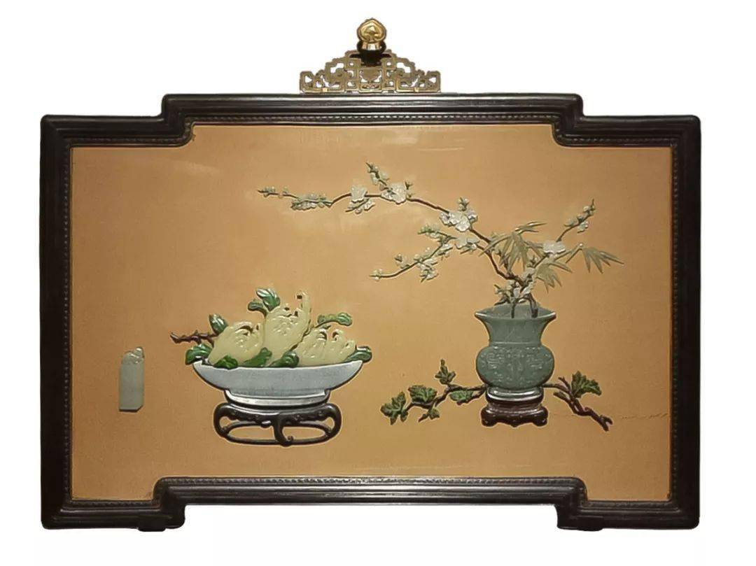 百宝嵌博古图挂屏源于故宫博物院官网挂屏上用宝玉石镶嵌出博古图案