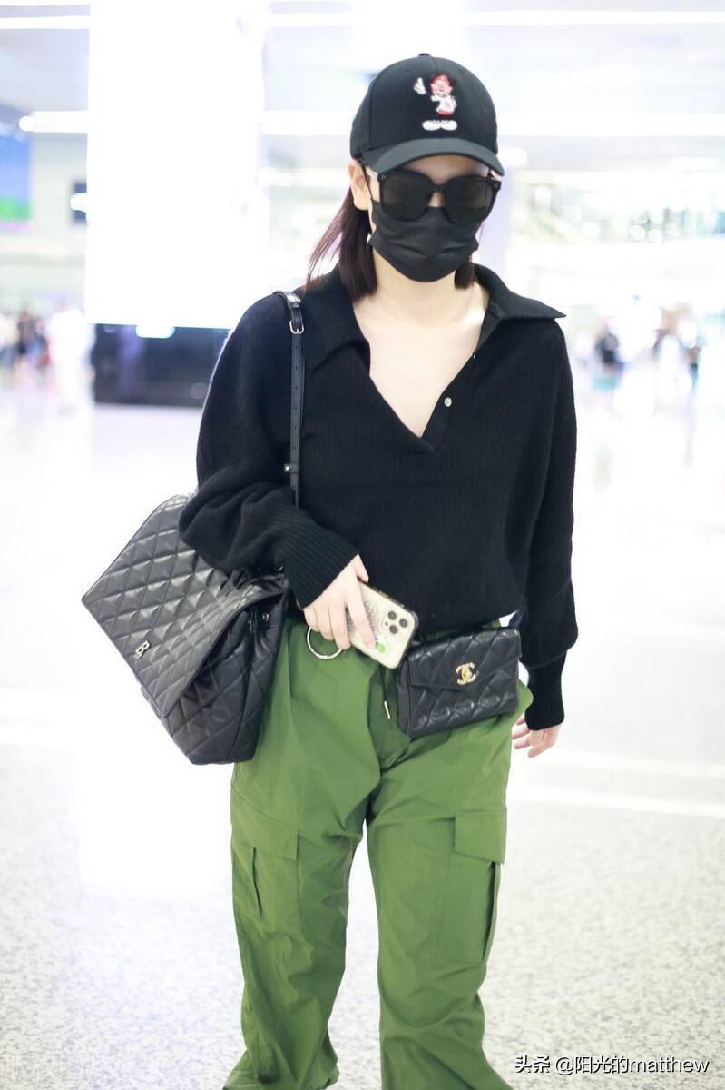 戚薇身着绿色长裤衣品在线黑超口罩遮面低调不失酷帅