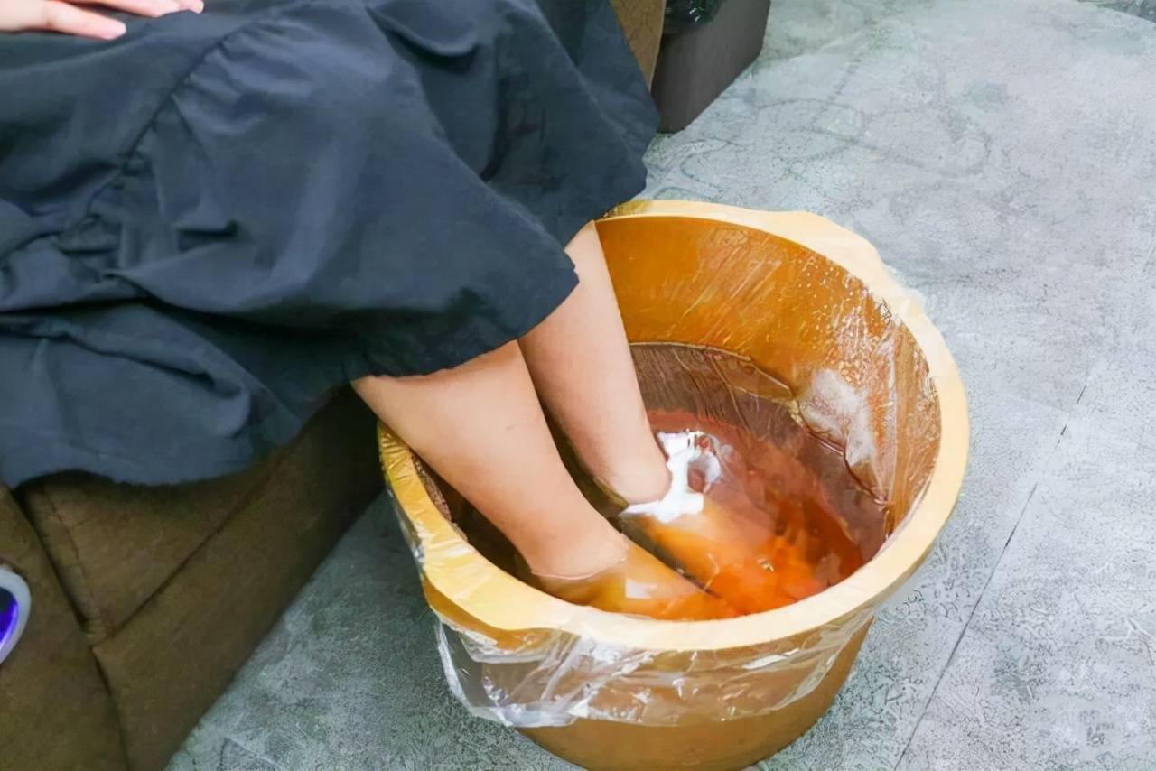 每天用热水泡脚到底是养生还是祸首医生终于说出实话