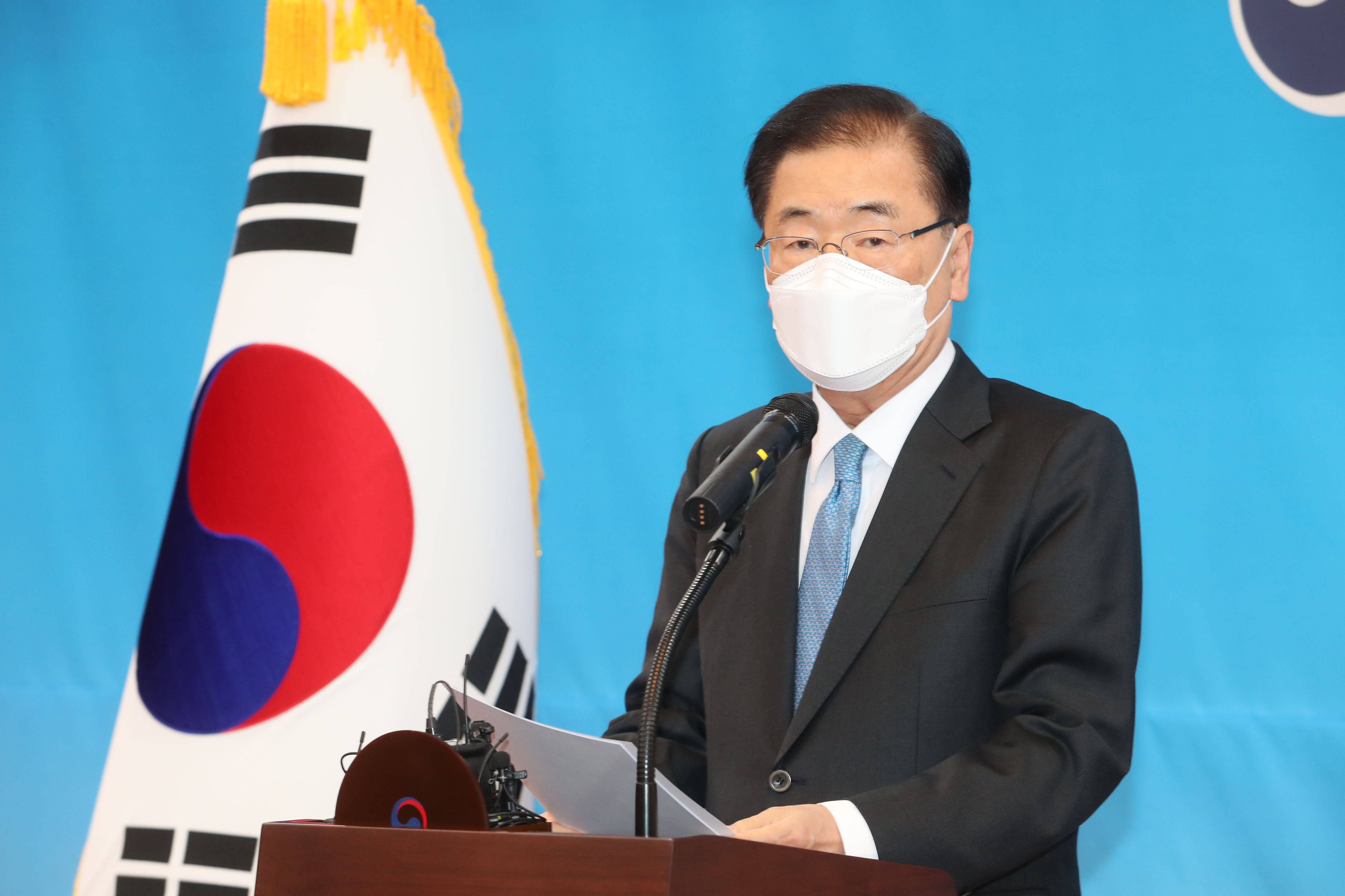 韩国外长郑义溶当主持人问及韩国是否会在中美之间选边站时,郑义溶