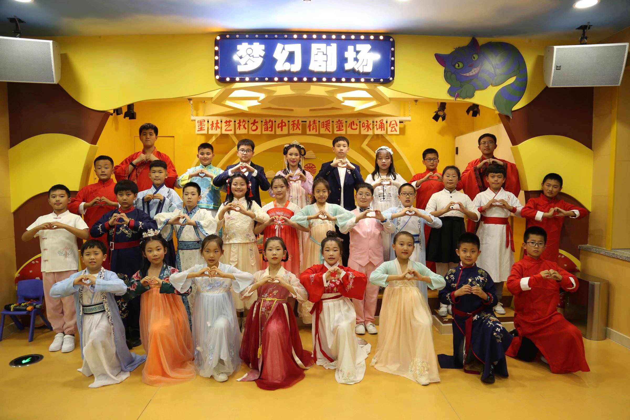 黑龙江省牡丹江市墨林艺术学校关工委携手中视书店举行"古韵中秋 情暖