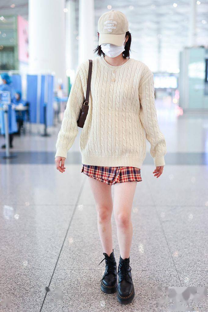 黑色 靴子助阵短裙 让你自信秀美腿~
