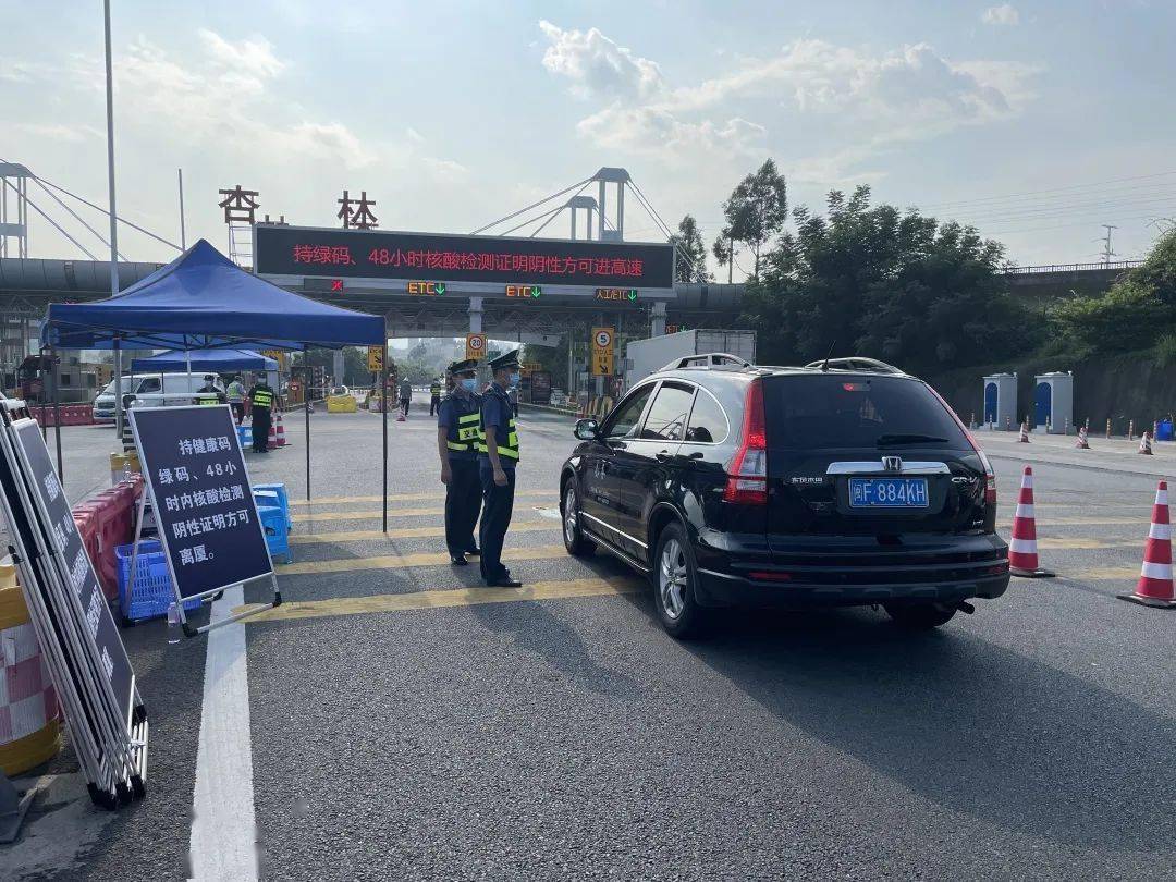 高速检疫站启动以来,现场车辆通行顺畅,查验工作有序运转.