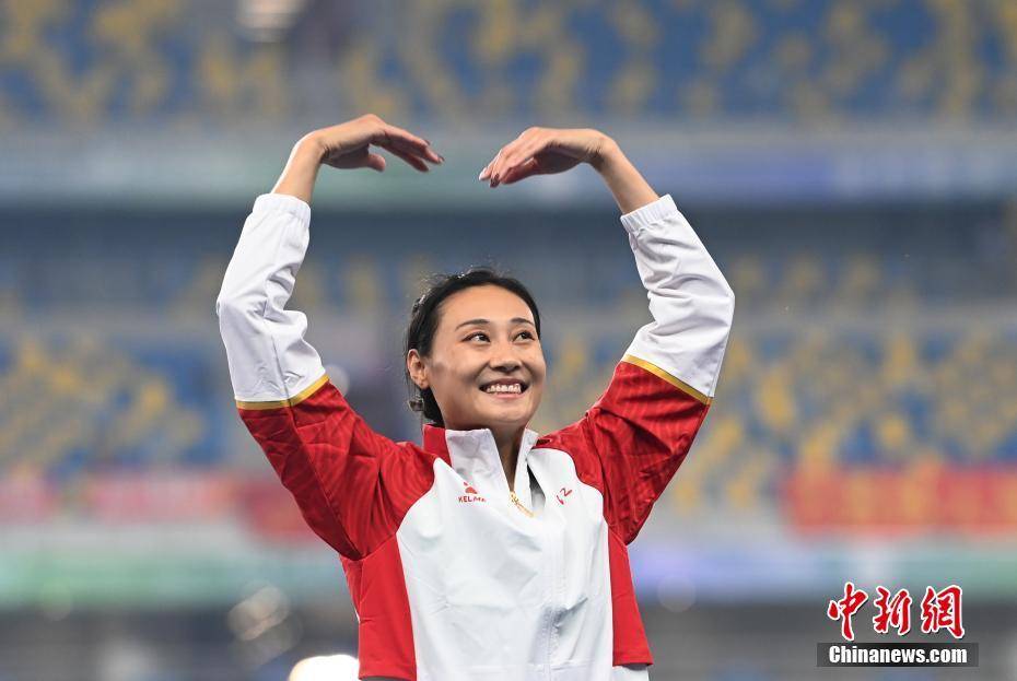 女子撐杆跳高決賽中,有中國撐杆跳女王之稱的浙江選手李玲以4米70的