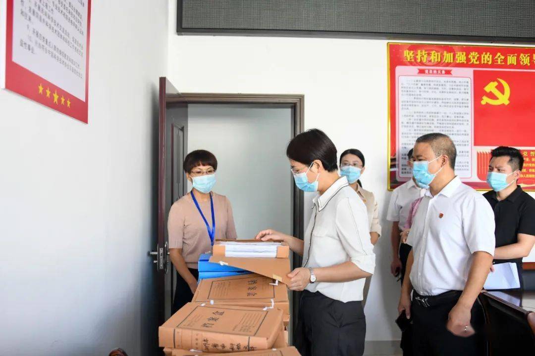 月23日上午,县委书记张丽华调研全县群团工作,县委副书记林艳参加调研