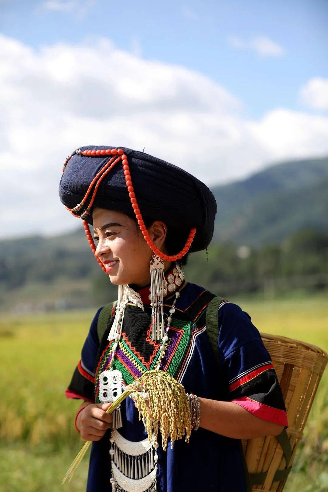 感党恩尝新米庆丰收越西普雄举办农民丰收节61彝族尝新节摄影采风