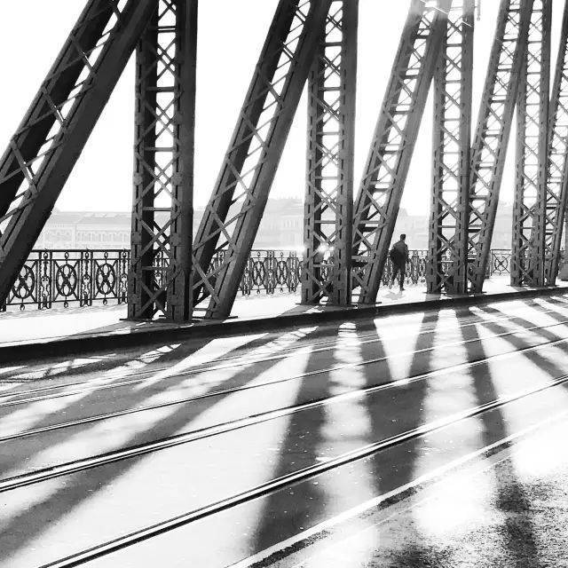 摄影给平常的事物赋予一种不平常的气氛，摄影同样如此！