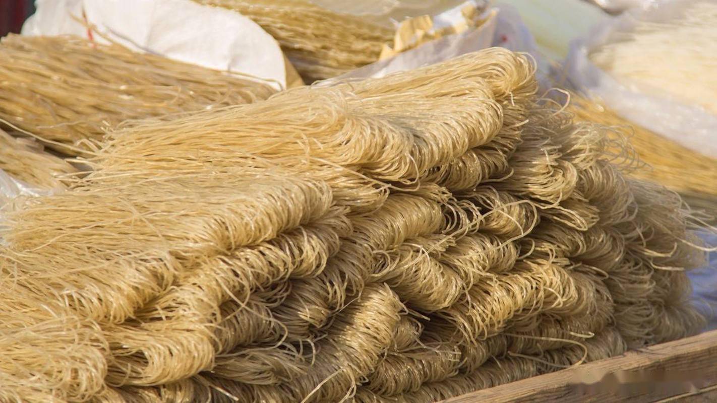 在北方,猪肉白菜炖粉条堪称是下饭神器,筋道滑爽的口感,无论是配大