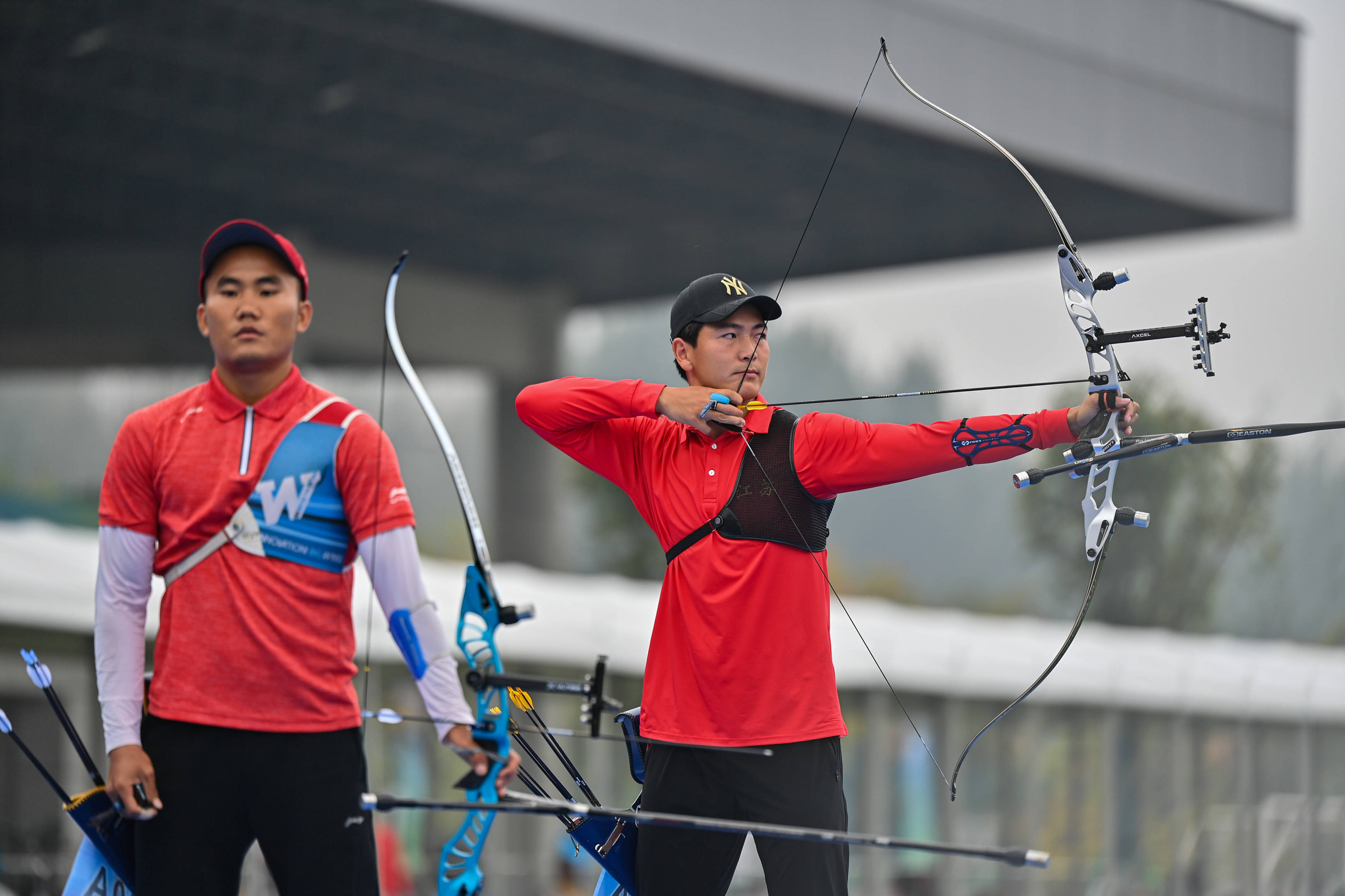 年9月23日9月23日,江苏队选手王岩(右)和天津队选手张春鸿在比赛中