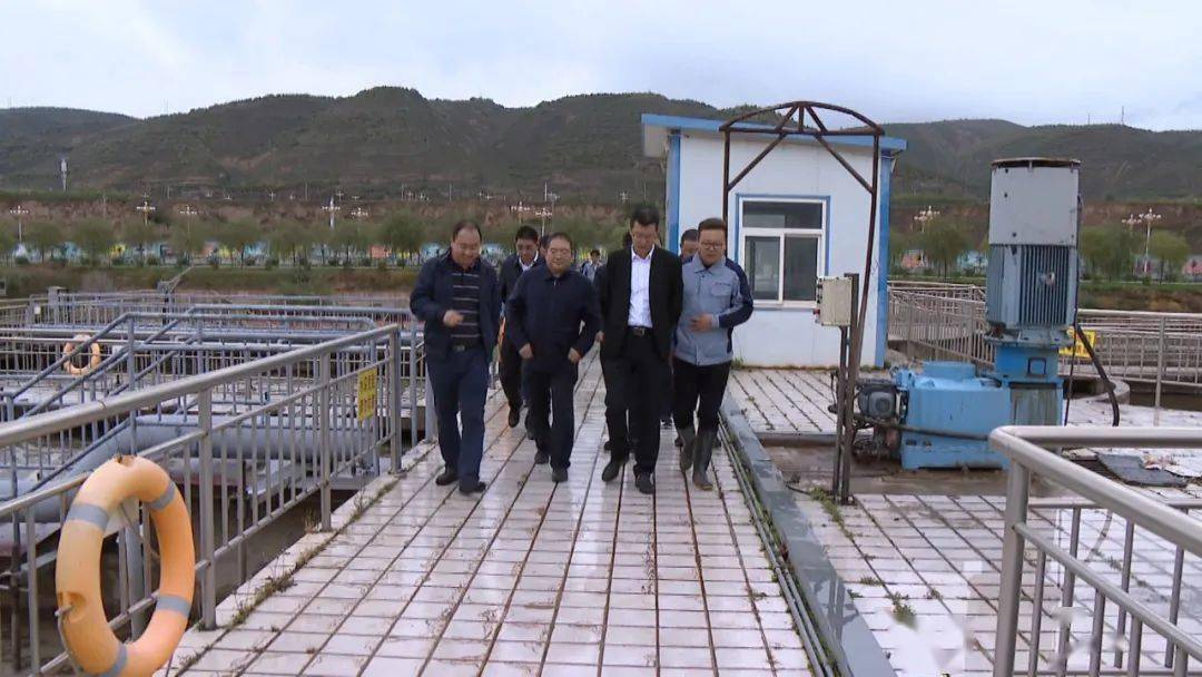 郝明一行查看了污水处理厂的运行管理情况,听取相关整改工作汇报,详细