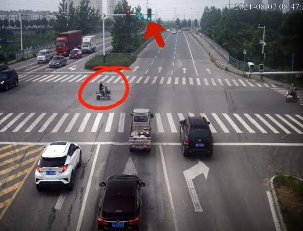 骑车带娃闯红灯十字路口被撞飞