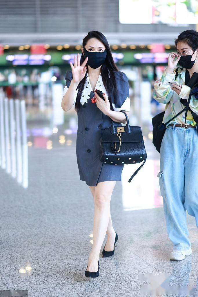 伊能静长发披肩气质优雅穿蕾丝领西装短裙秀白皙美腿