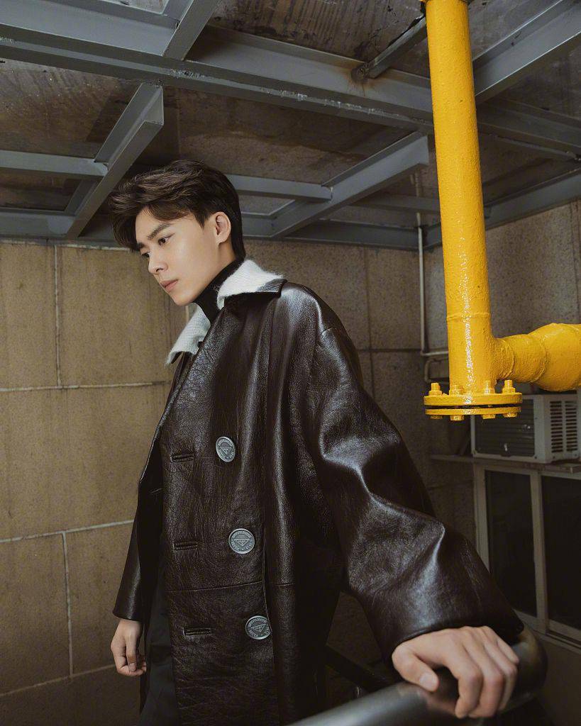 李易峰皮衣look真都市精英单手插兜撩发贵气十足