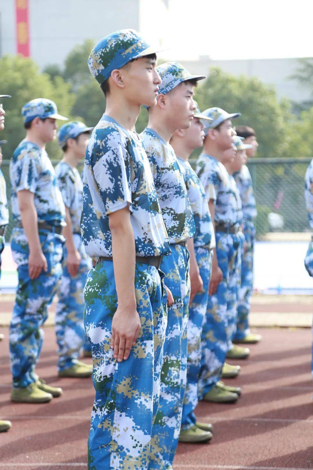 志气昂扬每一位21小萌新穿上迷彩服一二三四 声音嘹亮晨起朝阳 微风