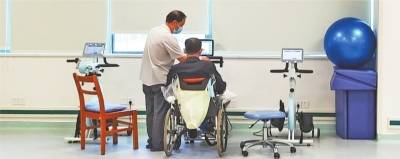 外孙女|家属当“编外康复师”5岁外孙女帮66岁外公战胜偏瘫